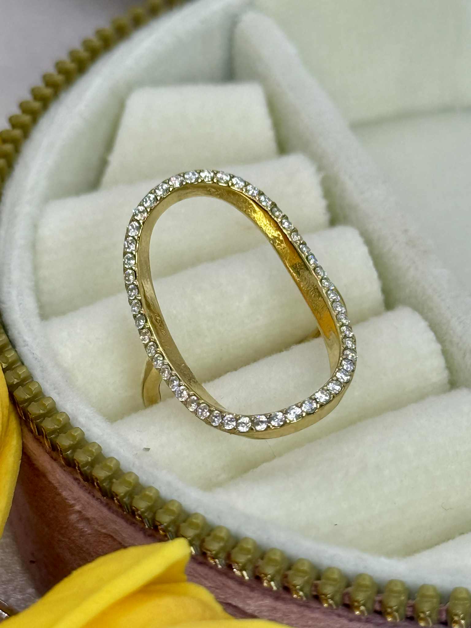 Anello ovale zirconato
